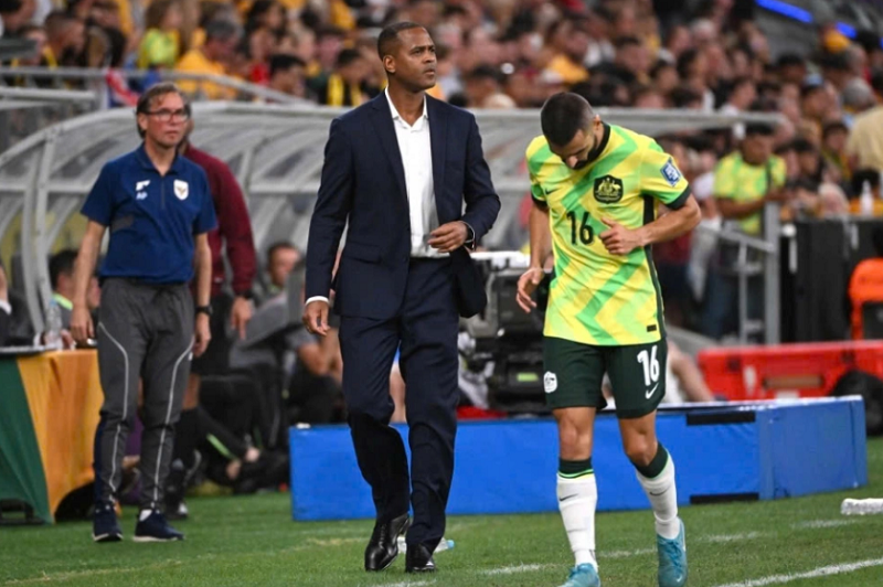 hlv-patrick-kluivert-va-bai-toan-kho-sau-chien-thang-truoc