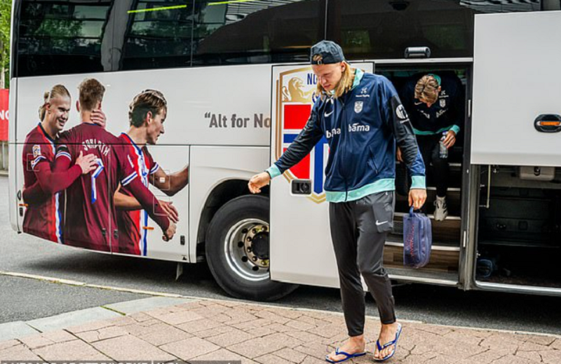 haaland-bi-cua-xe-bus-ha-guc-odegaard