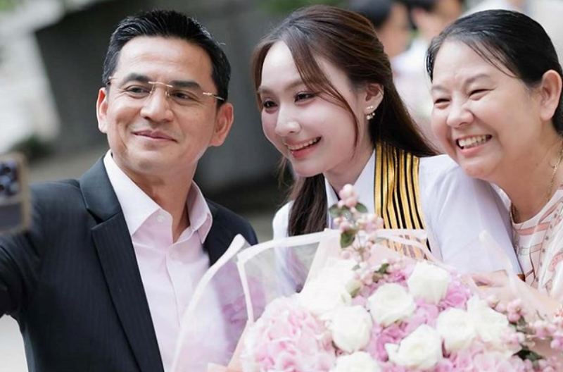 hlv-kiatisuk-hanh-phuc-trong-ngay-con-gai-tot-nghiep-dai-hoc