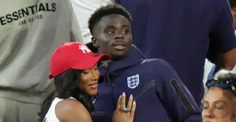 bukayo-saka-chinh-thuc-dinh-hon-ban-gai-lau-nam-trong-khong-gian-lang-man